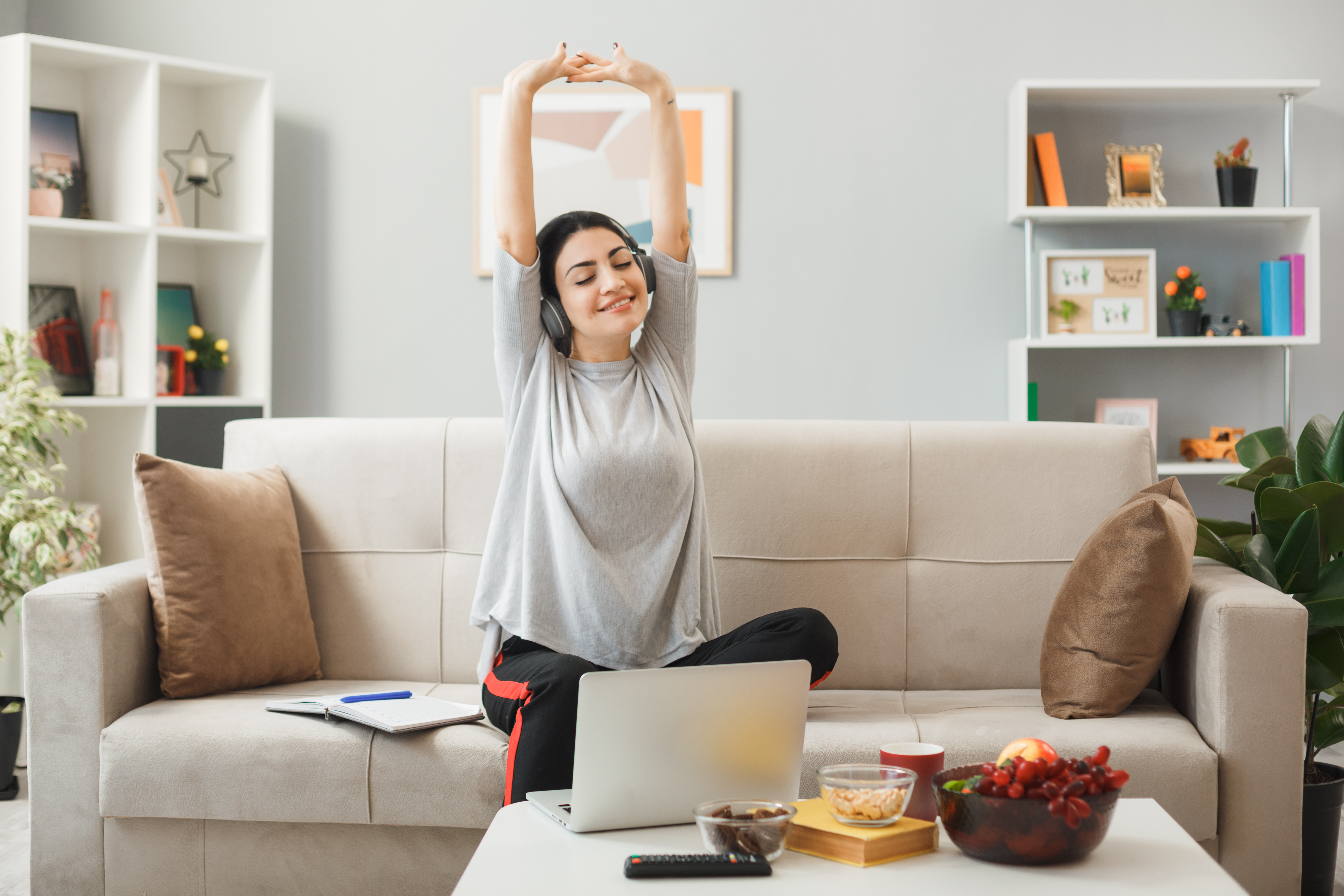Mujer que trabaja saludablemente desde casa
